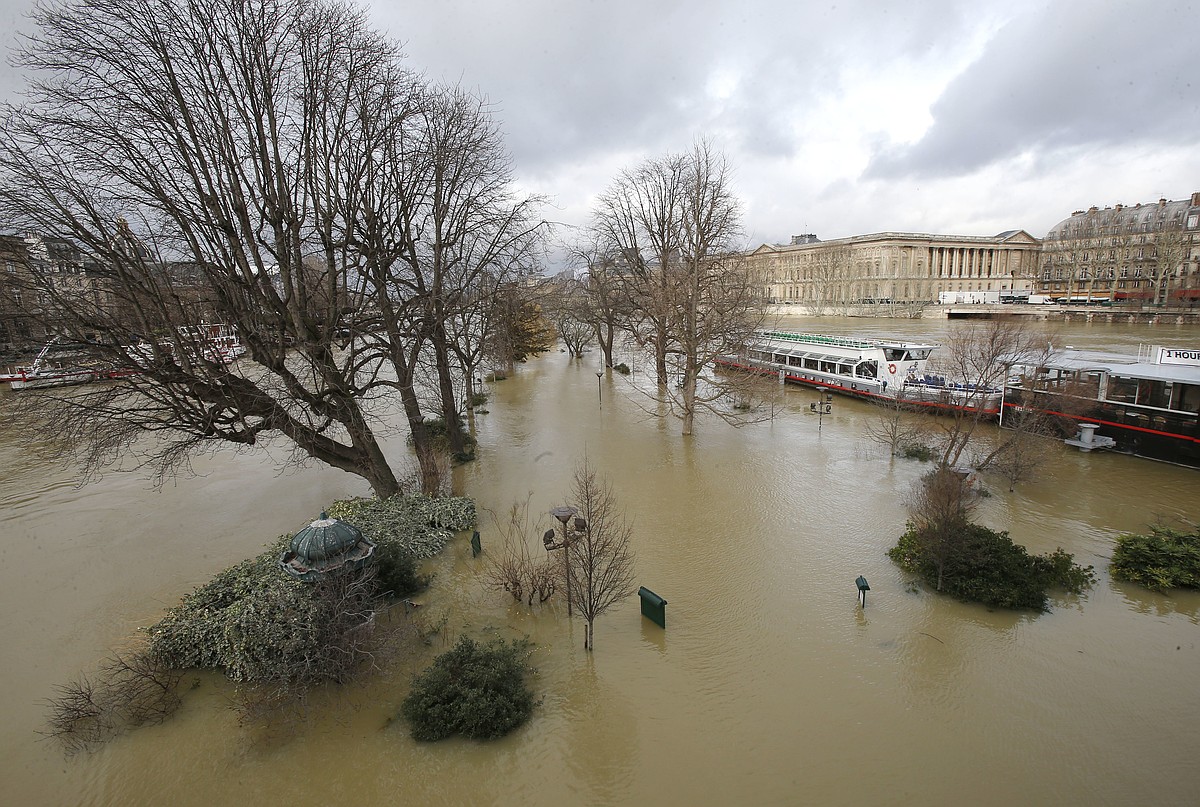 France sees worst rains in 50 years, floods peak in Paris | Fulton Sun