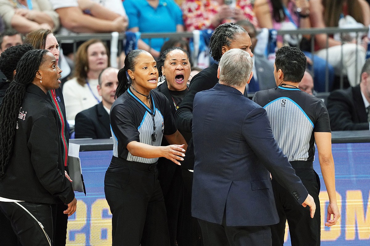 Auriemma, Staley engage in heated game-ending argument | Fulton Sun
