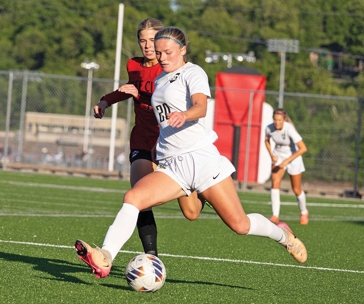Helias girls soccer scores in flurry to get past Jefferson City for 5-1 win