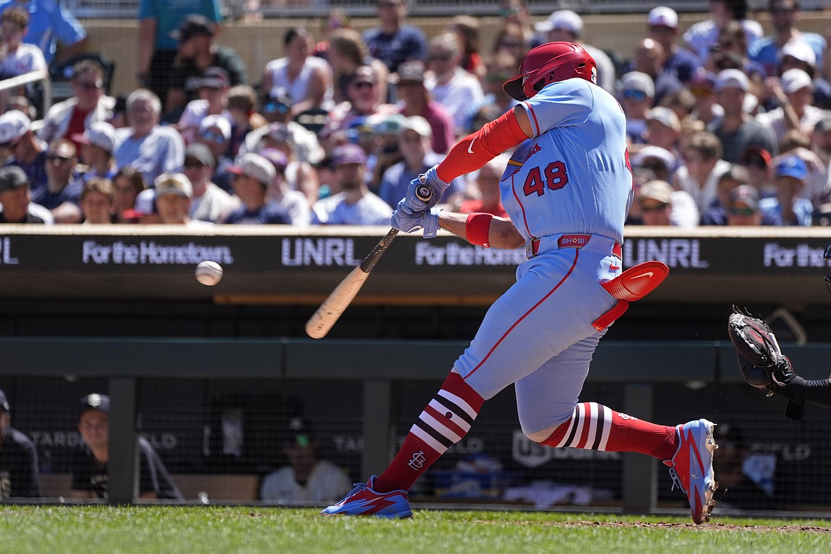 Herrera homers twice as Cardinals fend off late rally by Twins