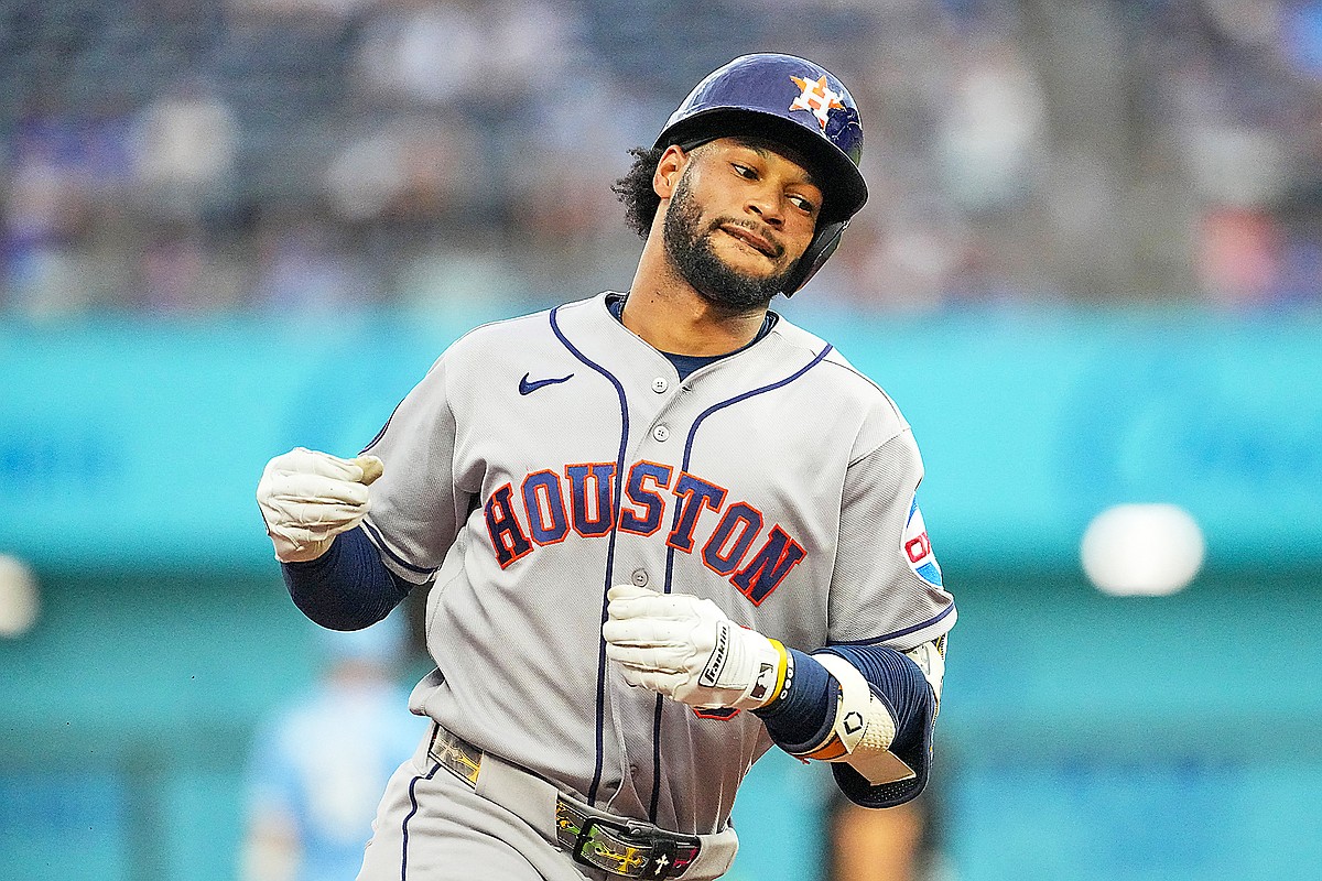 Astros rally with four homers to outlast Royals for 8-7 win