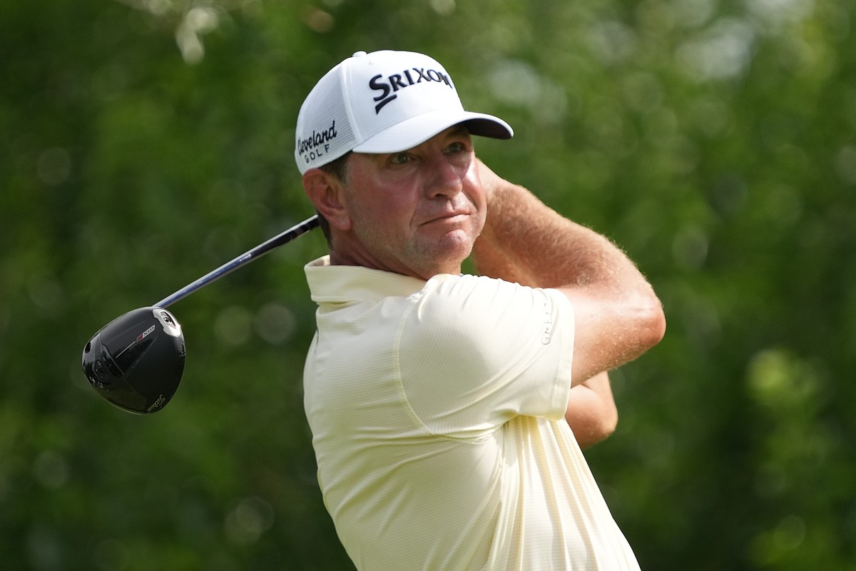Glover, 46, builds two-shot edge at John Deere Classic