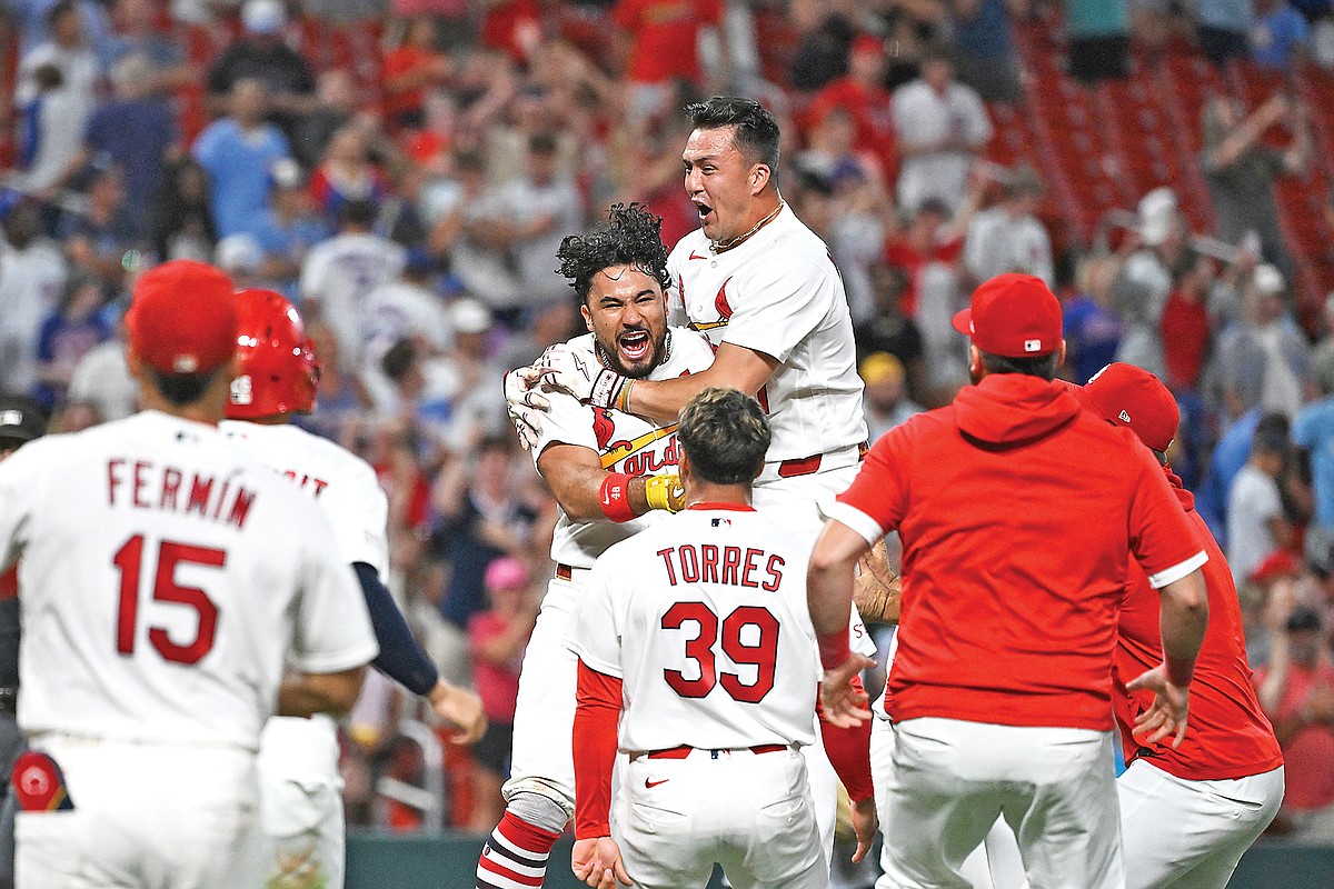 Herrera, Cardinals walk off Cubs 3-2 in 10 innings