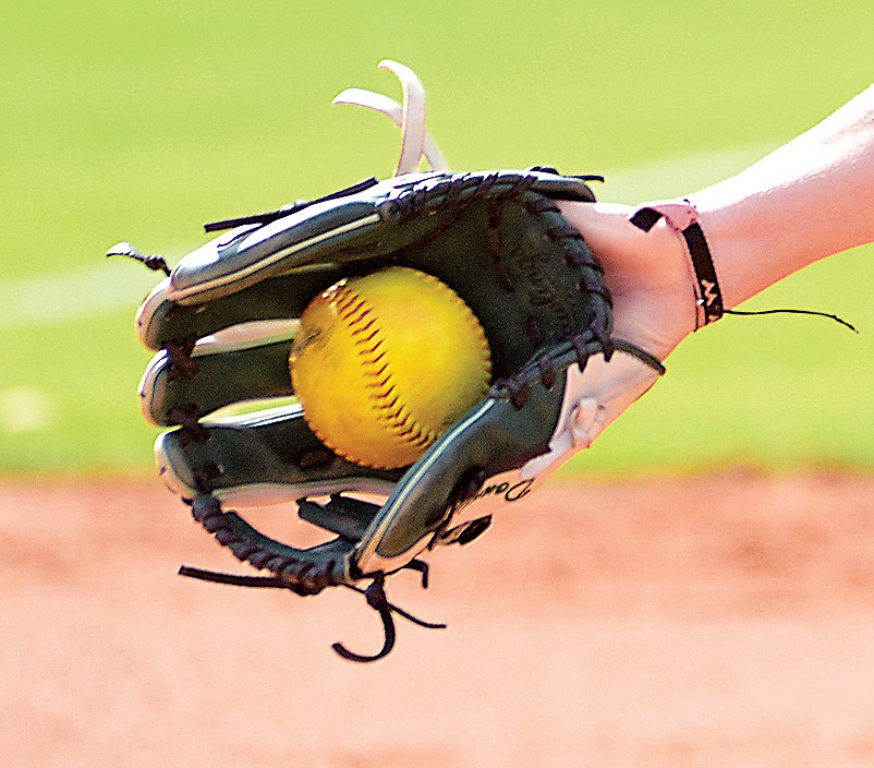 Lincoln’s Rogers pitches one-hitter in Game 1 win, Blue Tigers split softball twinbill