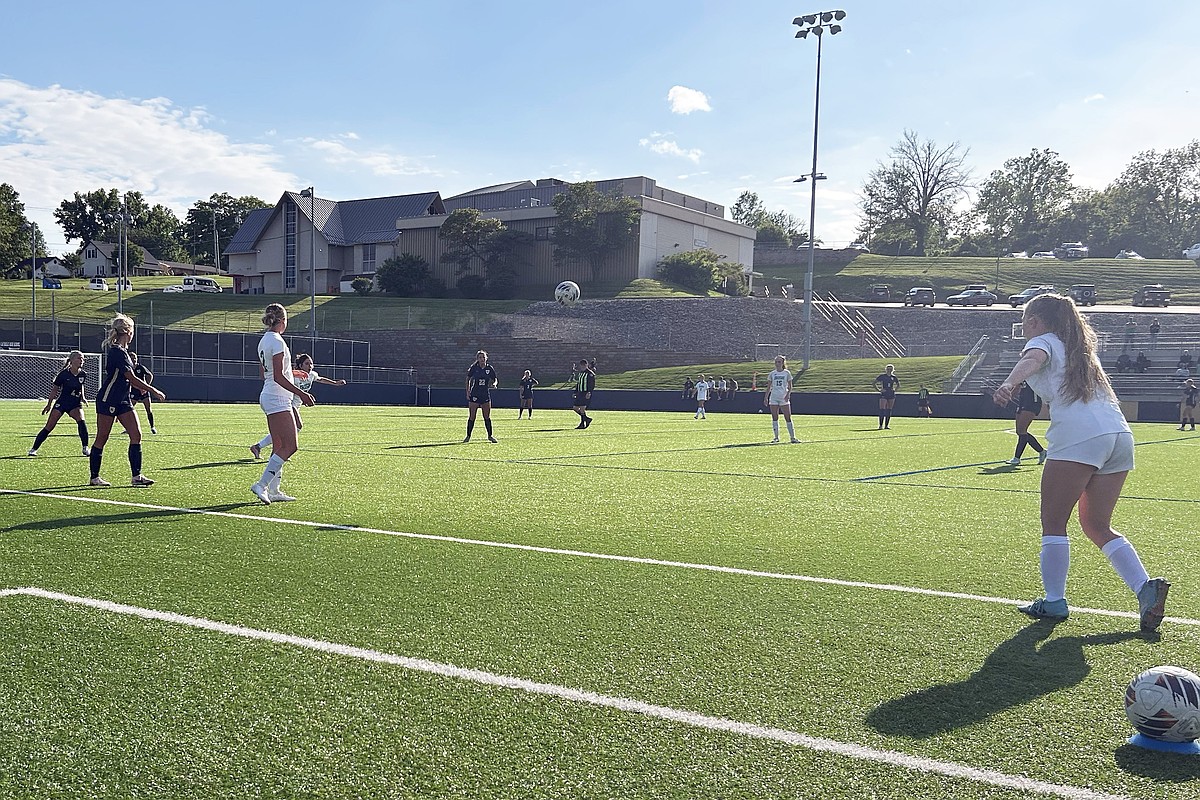 Late goal sends Helias girls soccer past Springfield Catholic