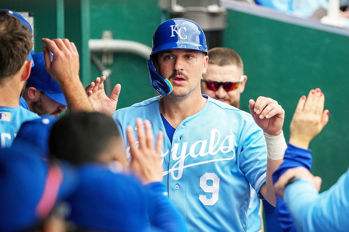 Royals vie to ride power surge in rematch against Mariners