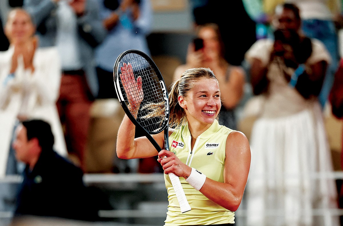 Chwalinska beats Shnaider to book French Open final appearance