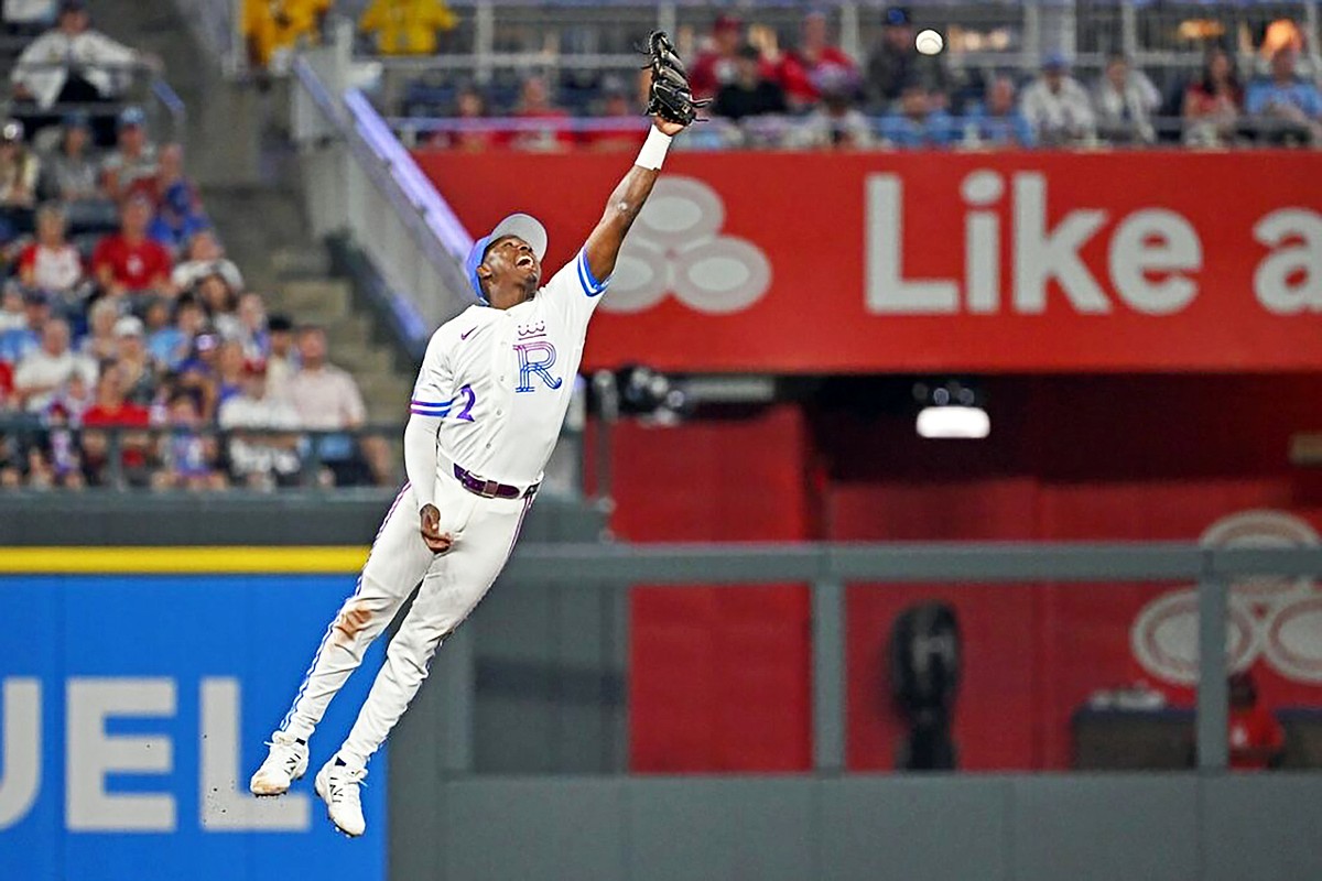 Royals bid to take three straight from Cardinals