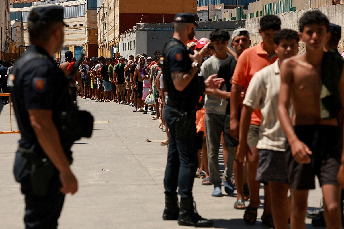 Spain disregarded Ceuta warnings before migrant rush, say border workers' unions