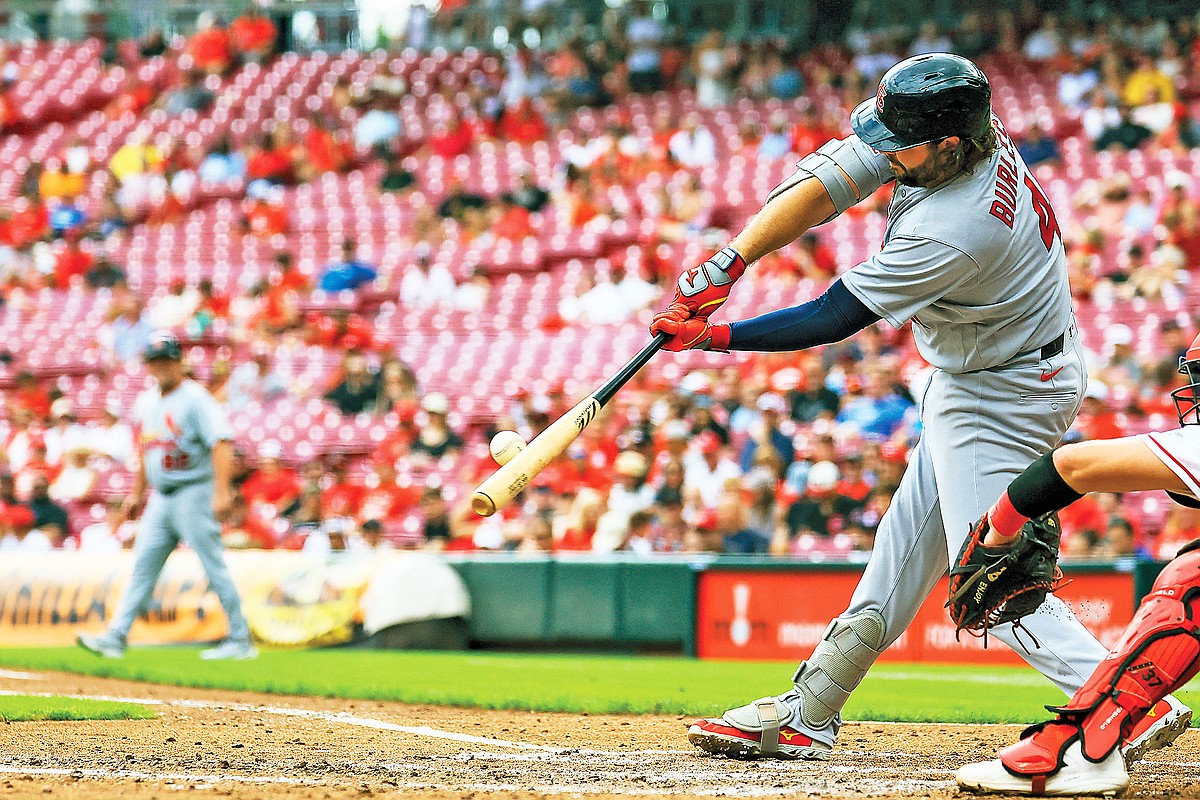 Cardinals, Reds split pair of close games in doubleheader