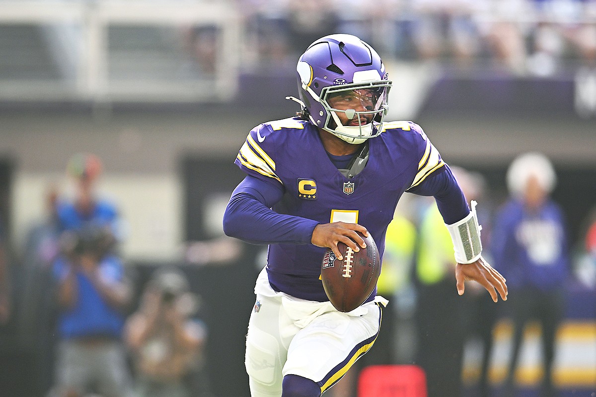 Murray’s Vikings debut cut short with concussion