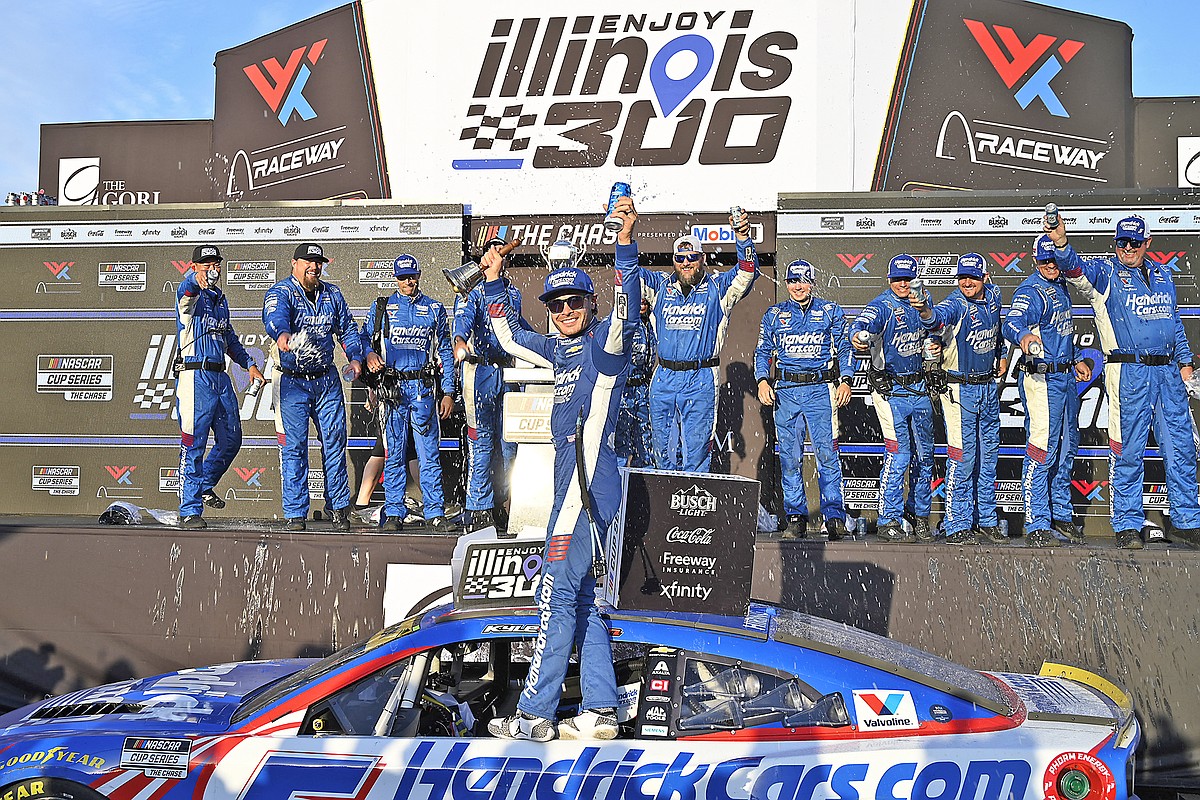 Larson survives wreck-filled Enjoy Illinois 300, ends 51-race skid | Jefferson City News-Tribune