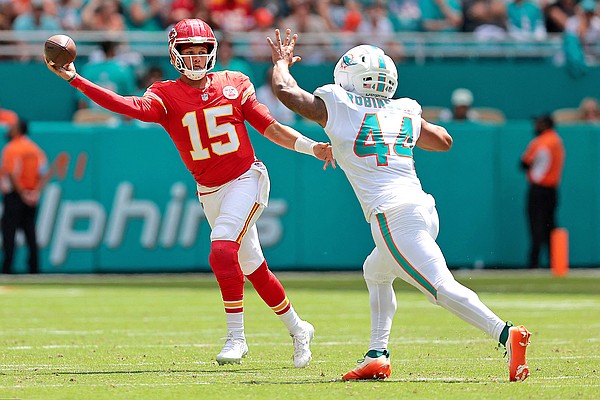 Walker scores two touchdowns as Chiefs control Dolphins in 24-10 win | Fulton Sun