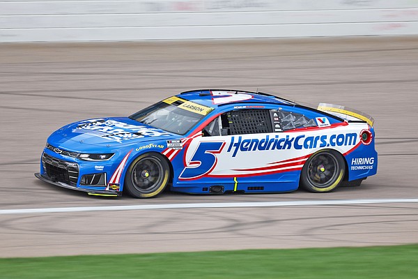 Larson wins at Kansas to increase his NASCAR championship lead | Fulton Sun