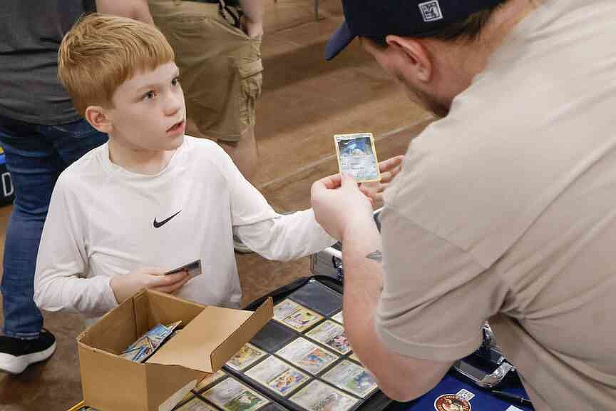 Collectible show unites avid card collectors | Jefferson City News Tribune