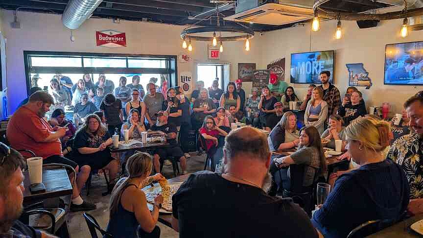 Professional eaters take on West Main Pizza challenge | Jefferson