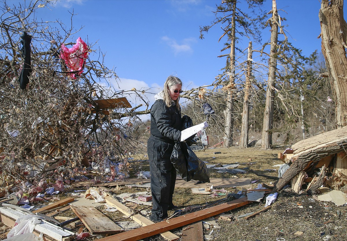 Officials: 7 dead after tornadoes tear through central Iowa | Fulton Sun