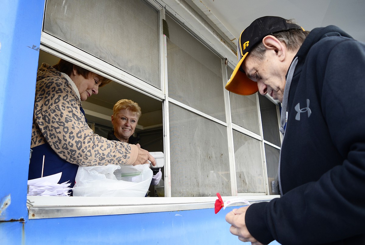 Volunteers brave the cold to support veterans