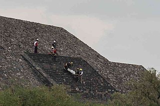 Red Cross personnel descend from the Pyramid of the Moon carrying the body while forensic investigators search the area after a shooting that killed one tourist on Monday, April 20, 2026 in Teotihuacan, Mexico. (Cristopher Rogel Blanquet/Getty Images/TNS)