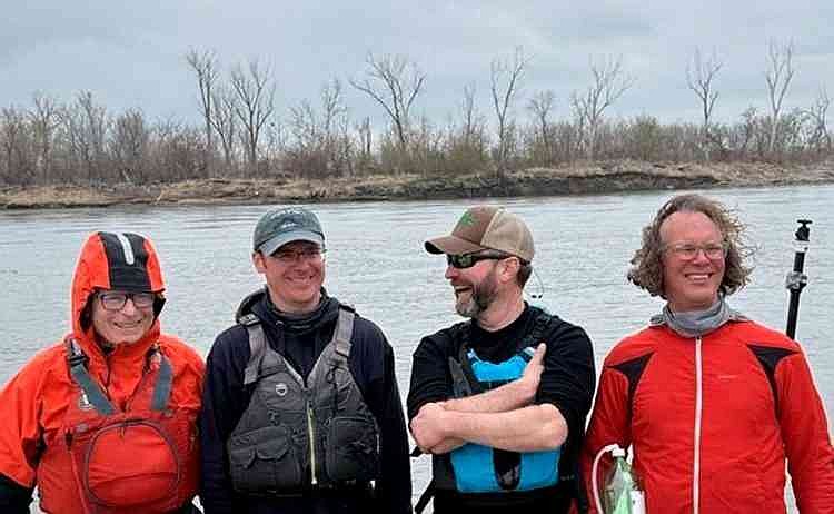 Paddler team attempting speed record on Missouri River