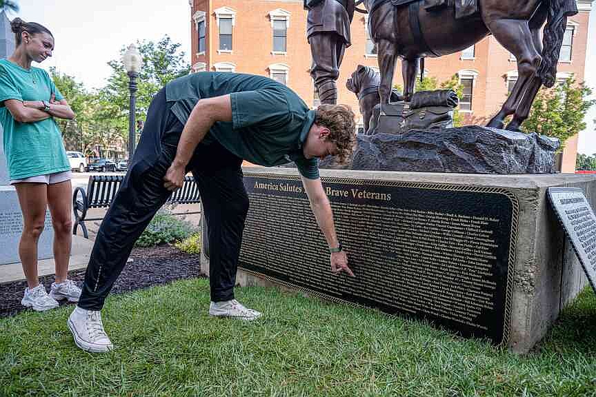Missouri mule statue captures state spirit, grit, governor says