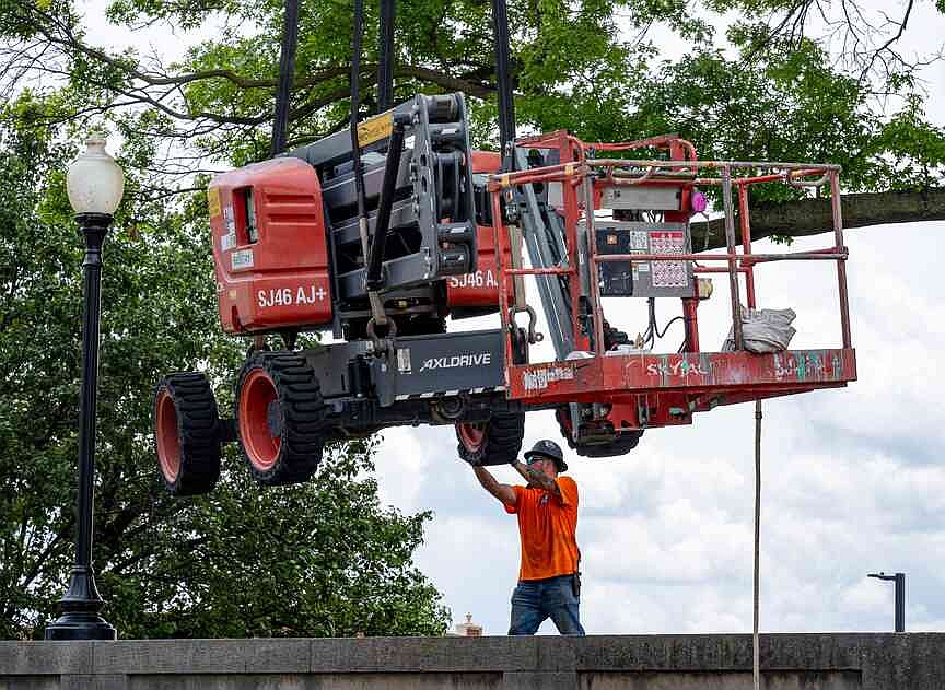 Paint work continues on Missouri Supreme Court building